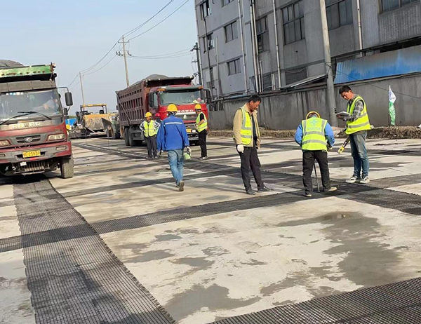 肇州老材料的新故事:玻璃纤维土工格栅如何在‘白改黑’浪潮中重获新生?
